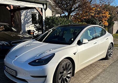 Tesla Model 3 Allradantrieb mit Dualmotor Performa...