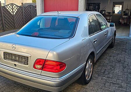 Mercedes-Benz E 240 CLASSIC Classic