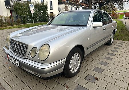 Mercedes-Benz E 240 Elegance*Klimaaut.*Schmucschtük*Kein Rost*