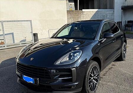 Porsche Macan - -