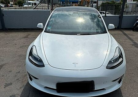 Tesla Model 3 Allradantrieb mit Dualmotor Long Ran...