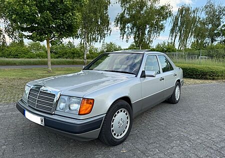 Mercedes-Benz E 300 Mercedes W124 H-Zulass. Exklus. Farbkombination