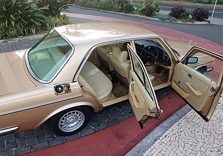 Mercedes-Benz 240 240D 60.114 Km (RHD) (W123)