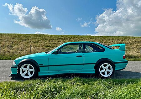 BMW 323i Coupe