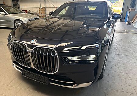 BMW i7 xDrive60 M-Sport Cinema Longe Sky B&W Iconic