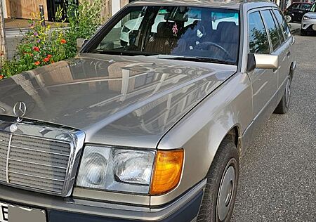 Mercedes-Benz T-Klasse TE Modell S124 W124 Kombi Oldtimer