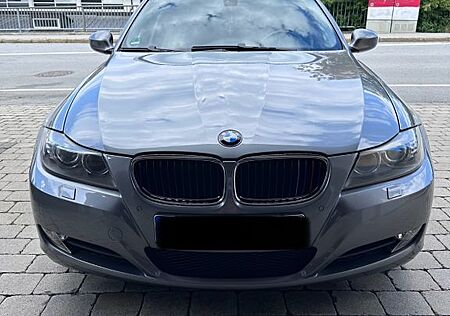 BMW 320i - Navi/Schiebedach/Leder/Hifi