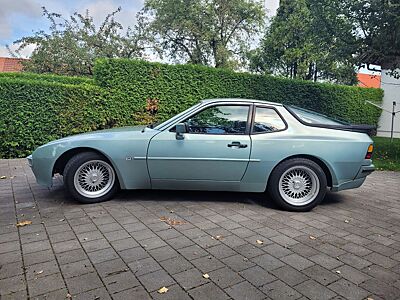 Porsche 944