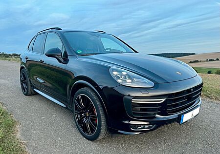 Porsche Cayenne GTS PANO/21Zoll/Chrono/Black/LED