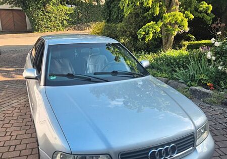 Audi A4 1.6 Benzin Limousine AHK