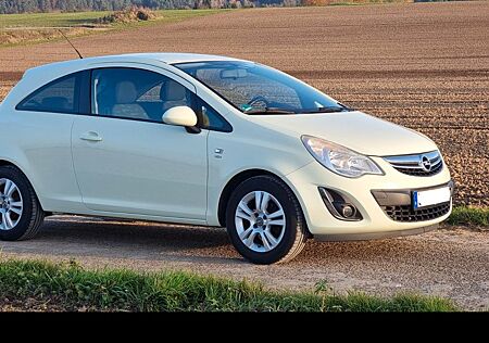 Opel Corsa 1.4, 8-fach bereift