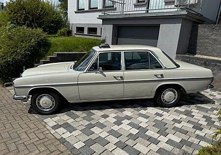 Mercedes-Benz 220