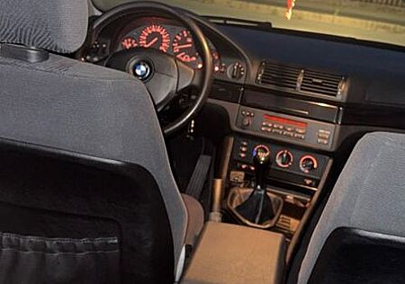 BMW 523i