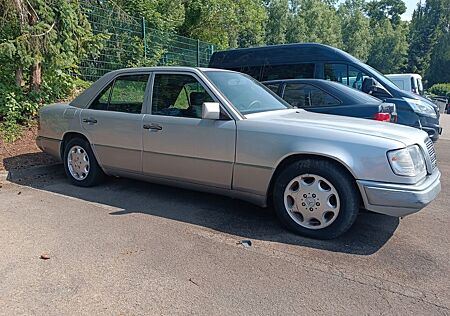 Mercedes-Benz E 280 1. Hand