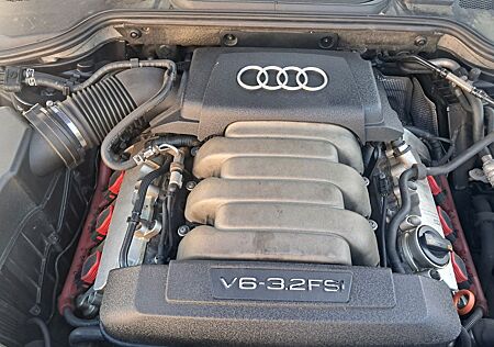 Audi A8 3.2 FSI multitronic -