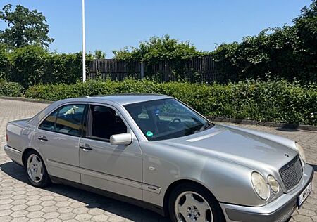 Mercedes-Benz E 240 AVANTGARDE Avantgarde