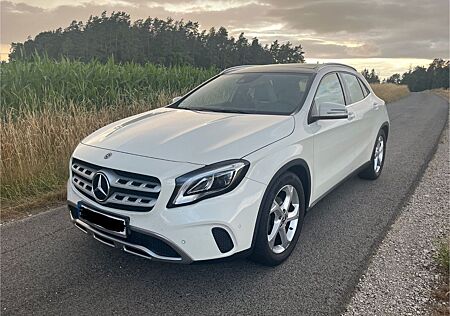 Mercedes-Benz GLA 180 Mercedes GLA | Weiß & Beige | Panoramadach