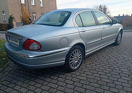 Jaguar X-Type 2.5 Liter V6 Executive mit Rest TÜV