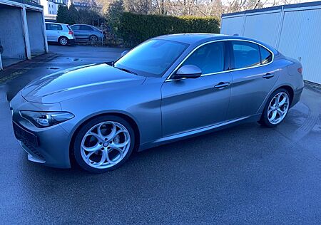 Alfa Romeo Giulia Super Q4 Klima PDC 2HD navi F1 Schaltung