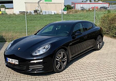 Porsche Panamera 4 -