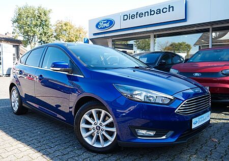 Ford Focus Titanium 5-türig 8-fach bereift + Navi