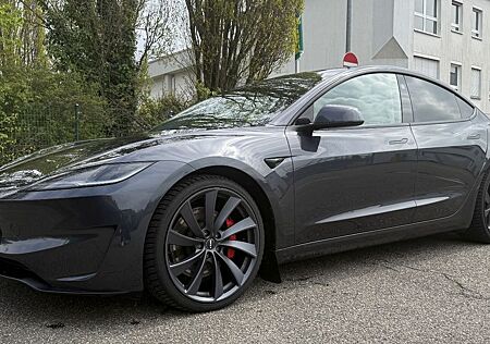 Tesla Model 3 Allradantrieb mit Dualmotor Performa...