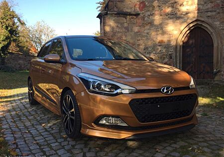 Hyundai i20 1.4 YES! Gold, 8fach bereift Wi/So