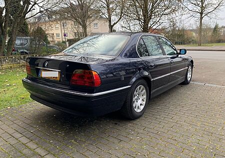 BMW 728i -