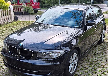 BMW 118i Automatik, Scheckheft, TÜV 12/26