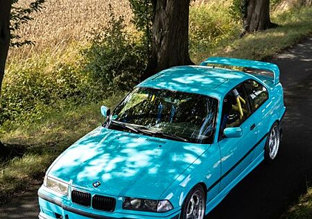BMW 328 325i Coupe Clubsport Eisblau