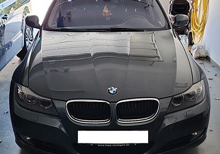 BMW 320d xDrive Touring - Sage Green Metallic