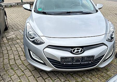 Hyundai i30 1.4 CRDi Intro Edition, 8x bereift