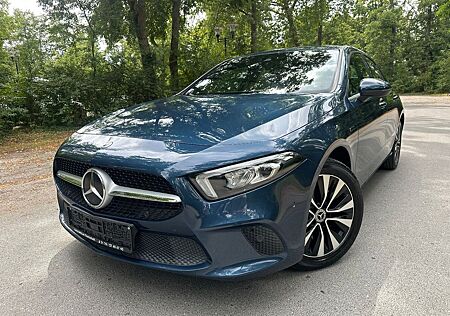 Mercedes-Benz A 250 e Hybrid Limousine Style Navi