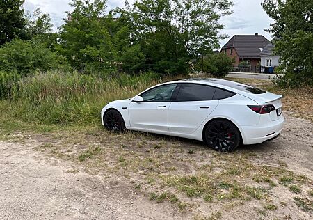 Tesla Model 3 Allradantrieb mit Dualmotor Performa...