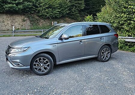Mitsubishi Outlander 2.4 MIVEC PLUG-IN HYBRID 4WD Top Top