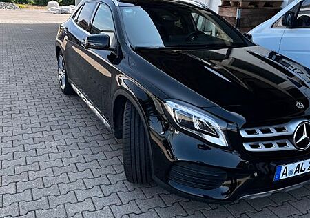 Mercedes-Benz GLA 250 4MATIC DCT - AMG Line mit Panoramadach