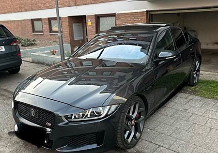 Jaguar XE S / all-black / Pano / JaguarPropeller-Felgen