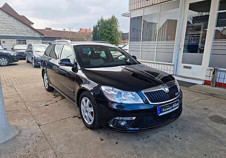 Skoda Octavia Combi RS 8-Fach Klima SHZG PDC Xenon