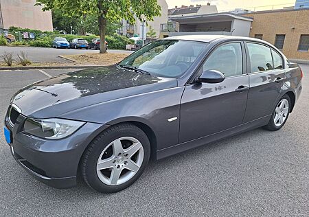 BMW 318i - E90 grau metallic TÜV 12/2026