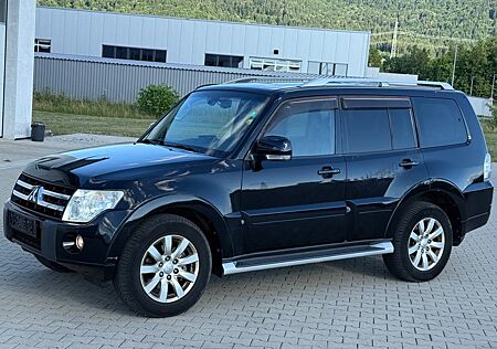 Mitsubishi Pajero 3.2 DI-D 4WD *7.SITZER*NAVI*LEDER*XENON*\