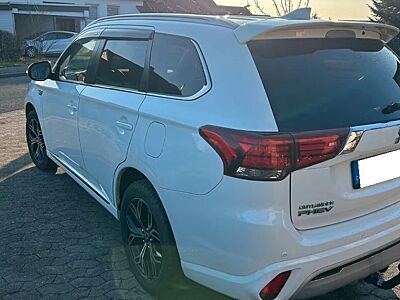 Mitsubishi Outlander 2.4 MIVEC PLUG-IN HYBRID 4WD Basis...