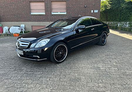 Mercedes-Benz E 250 Coupé CGI BlueEFFICIENCY ELEGANC...
