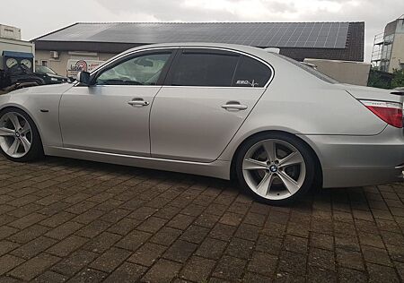 BMW 523i -