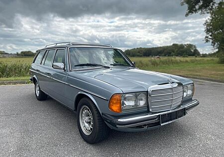 Mercedes-Benz 200 200T W123