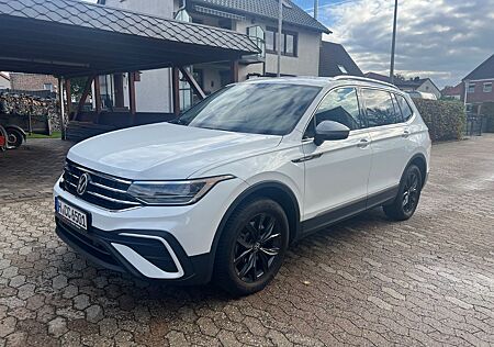 VW Tiguan Allspace Volkswagen 2.0 TDI DSG 4Motion Move,AHK,LED