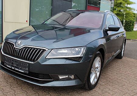 Skoda Superb Combi Style*ACC*PDC*SHZ*Xenon*AHK*1.Hand*