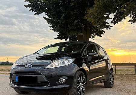 Ford Fiesta 1,25 60kW Titanium schwarz mit St-Spoiler