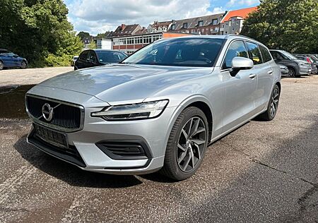 Volvo V60 Kombi Momentum Pro / NAVI/ PANO / LED