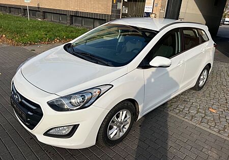 Hyundai i30 blue 1.6 CRDi PASSION *TÜV 04/2026*