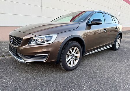 Volvo V60 D3 Cross Country Aut. - NAVI+XENON+SHZ+AHK